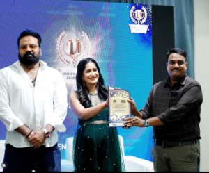 Rajeesh Envara receiving Best Digital Innovation Icon Award 2025 from Tini Tom