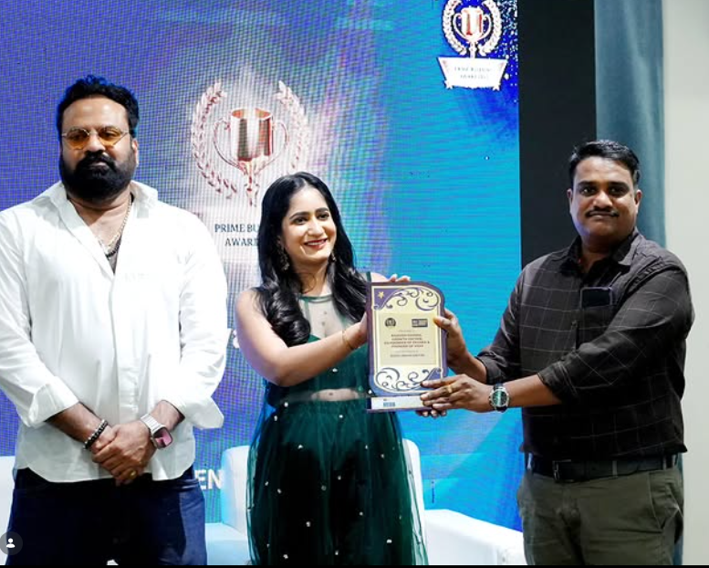 Rajeesh Envara honored with the Best Digital Innovation Icon Award 2025 at Business Growth Summit. ENVRA india